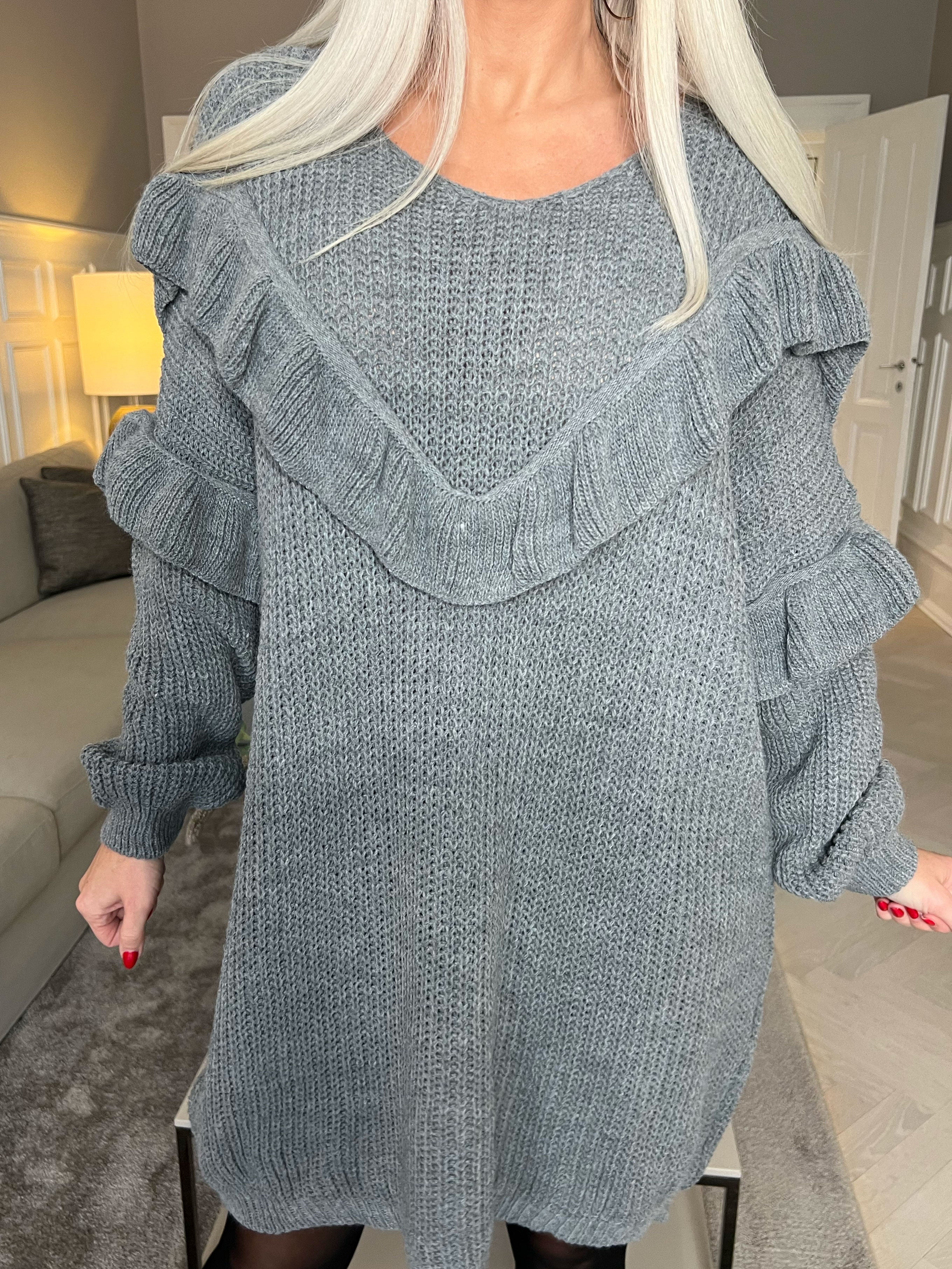 Ellis Dress - Lækker strikkjole med fine flæsedetaljer